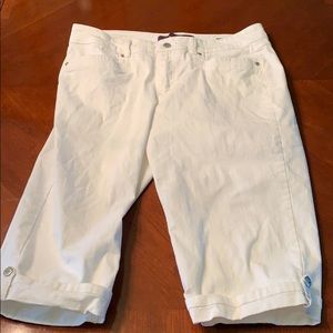 Gloria Vanderbilt White Capris